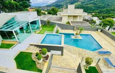 Imagem: A casa possui 4 Dormitórios, 5 Banheiros, 4 Vagas na garagem