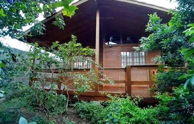 Imagem: A casa possui 5 Dormitórios, 2 Banheiros, 4 Vagas na garagem