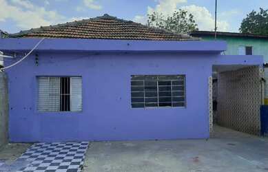 Imagem: A casa possui 3 Dormitórios, 1 Banheiro, 2 Vagas na garagem