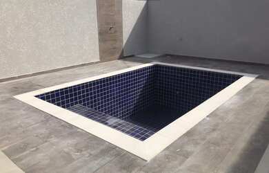 Imagem: A casa possui 3 Dormitórios, 2 Banheiros, 2 Vagas na garagem