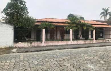 Imagem: A casa possui 3 Dormitórios, 2 Banheiros, 5 Vagas na garagem