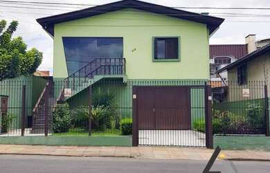 Imagem: A casa possui 3 Dormitórios, 2 Banheiros, 2 Vagas na garagem