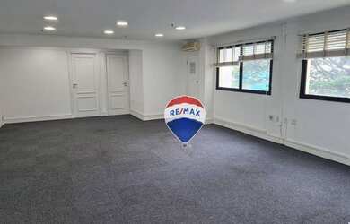 Imagem: O depósito possui 4 Vagas na garagem e 122m² de Área e está