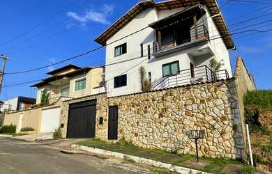 Imagem: A casa possui 3 Dormitórios, 4 Banheiros, 2 Vagas na garagem