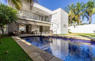 Imagem: A casa em condomínio possui 5 Dormitórios, 5 Banheiros, 4