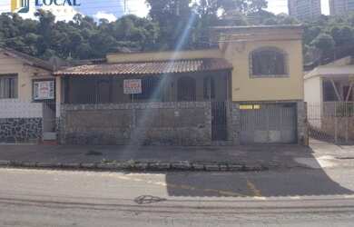 Imagem: A casa possui 3 Dormitórios, 2 Banheiros, 3 Vagas na garagem