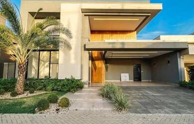 Imagem: A casa possui 4 Dormitórios, 5 Banheiros, 4 Vagas na garagem