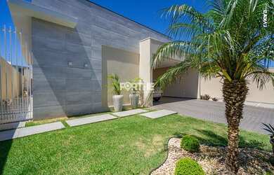 Imagem: A casa possui 4 Dormitórios, 5 Banheiros, 2 Vagas na garagem