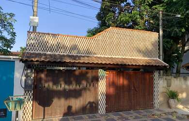 Imagem: A casa possui 4 Dormitórios, 2 Banheiros, 4 Vagas na garagem