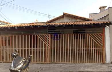 Imagem: A casa possui 4 Dormitórios, 2 Banheiros, 3 Vagas na garagem