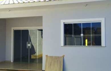 Imagem: A casa possui 2 Dormitórios, 1 Banheiro, 2 Vagas na garagem