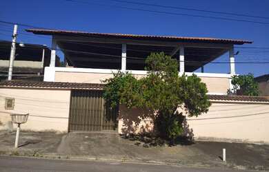 Imagem: A casa possui 3 Dormitórios, 2 Banheiros, 2 Vagas na garagem