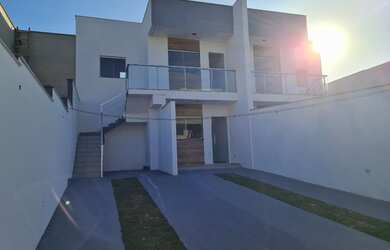 Imagem: A casa possui 2 Dormitórios, 1 Banheiro, 2 Vagas na garagem