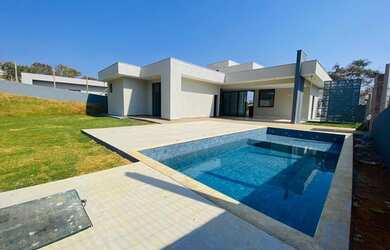 Imagem: A casa em condomínio possui 4 Dormitórios, 4 Banheiros, 4