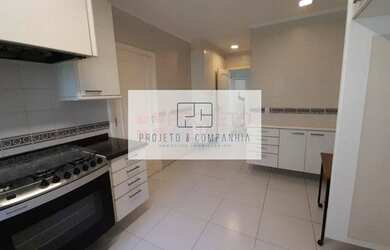 Imagem: A casa possui 4 Dormitórios, 5 Banheiros, 4 Vagas na garagem