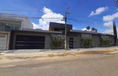 Imagem: A casa e possui 4 Dormitórios, 5 Banheiros, 4 Vagas na garagem