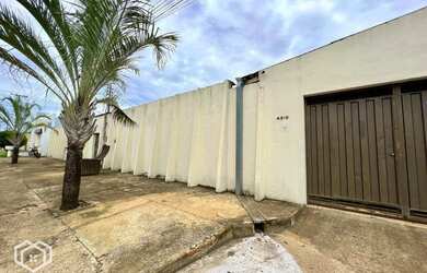 Imagem: A casa possui 5 Dormitórios, 2 Banheiros, 4 Vagas na garagem