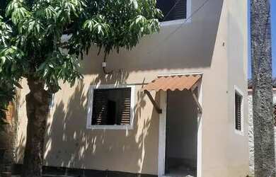 Imagem: A casa possui 1 Dormitório, 1 Banheiro, 1 Vaga na garagem