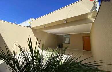 Imagem: A casa possui 3 Dormitórios, 2 Banheiros, 2 Vagas na garagem