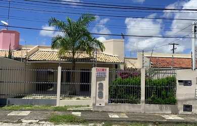 Imagem: A casa possui 4 Dormitórios, 2 Banheiros, 3 Vagas na garagem