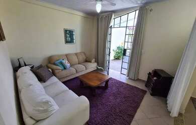 Imagem: A casa possui 3 Dormitórios, 2 Banheiros, 2 Vagas na garagem