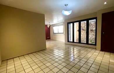 Imagem: A casa possui 4 Dormitórios, 5 Banheiros, 3 Vagas na garagem