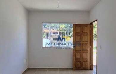 Imagem: A casa possui 2 Dormitórios, 1 Banheiro, 2 Vagas na garagem