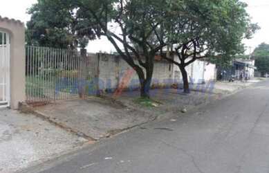 Imagem: A casa possui 2 Dormitórios, 1 Banheiro, 2 Vagas na garagem