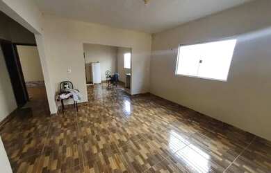 Imagem: A casa possui 3 Dormitórios, 2 Banheiros, 1 Vaga na garagem