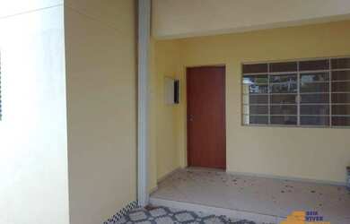 Imagem: A casa possui 3 Dormitórios, 2 Banheiros, 2 Vagas na garagem