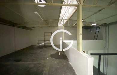 Imagem: O depósito possui 4 Vagas na garagem, 1.060m² de Área e