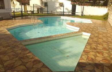 Imagem: A casa possui 4 Dormitórios, 4 Banheiros, 5 Vagas na garagem