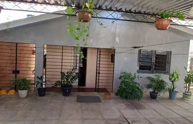 Imagem: A casa possui 3 Dormitórios, 1 Banheiro, 3 Vagas na garagem