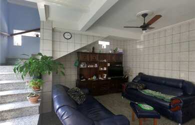 Imagem: A casa à venda possui 5 Dormitórios, 3 Banheiros e 311m²