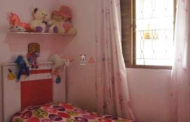 Imagem: A casa possui 4 Dormitórios, 1 Banheiro, 1 Vaga na garagem