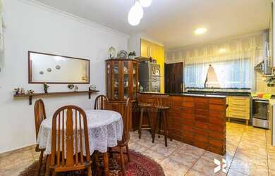 Imagem: A casa possui 3 Dormitórios, 4 Banheiros, 2 Vagas na garagem