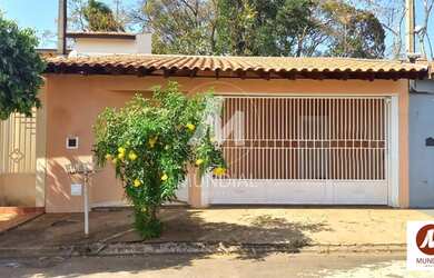 Imagem: A casa possui 3 Dormitórios, 2 Banheiros, 2 Vagas na garagem