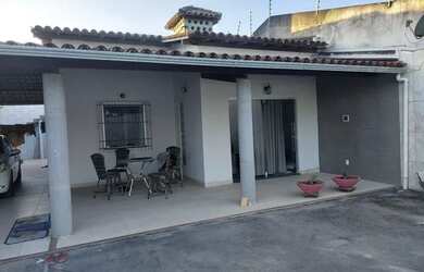 Imagem: A casa possui 2 Dormitórios, 2 Banheiros, 4 Vagas na garagem