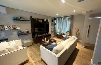 Imagem: A casa em condomínio possui 4 Dormitórios, 5 Banheiros, 4