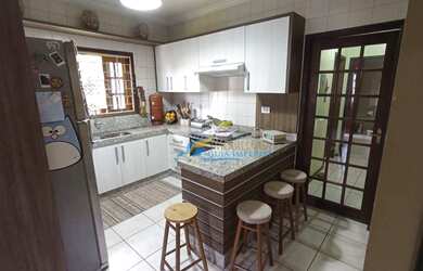 Imagem: A casa possui 3 Dormitórios, 2 Banheiros, 3 Vagas na garagem