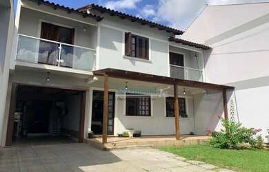 Imagem: A casa possui 4 Dormitórios, 3 Banheiros, 4 Vagas na garagem