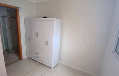 Imagem: O apartamento possui 1 Dormitório, 1 Banheiro, 1 Vaga na garagem