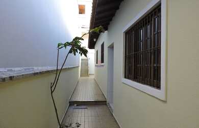 Imagem: A casa possui 3 Dormitórios, 3 Banheiros, 3 Vagas na garagem