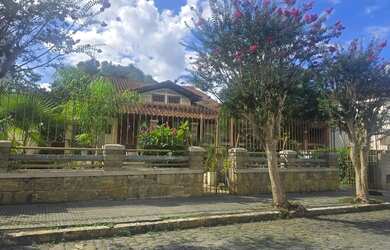 Imagem: A casa possui 3 Dormitórios, 3 Banheiros, 2 Vagas na garagem