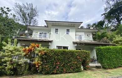 Imagem: A casa em condomínio possui 4 Dormitórios, 5 Banheiros, 3