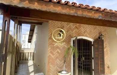 Imagem: A casa possui 3 Dormitórios, 2 Banheiros, 2 Vagas na garagem