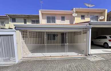 Imagem: A casa possui 3 Dormitórios, 2 Banheiros, 2 Vagas na garagem