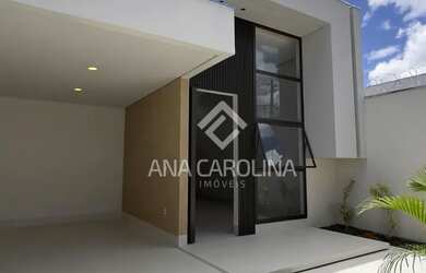 Imagem: A casa possui 3 Dormitórios, 1 Banheiro, 2 Vagas na garagem