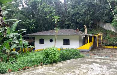 Imagem: A casa possui 2 Dormitórios, 1 Banheiro, 2 Vagas na garagem