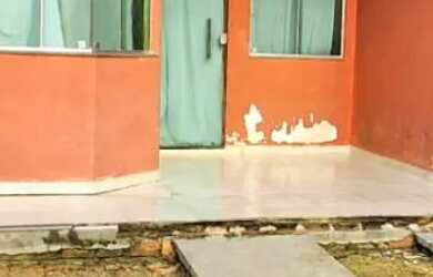 Imagem: A casa possui 2 Dormitórios, 2 Banheiros, 2 Vagas na garagem